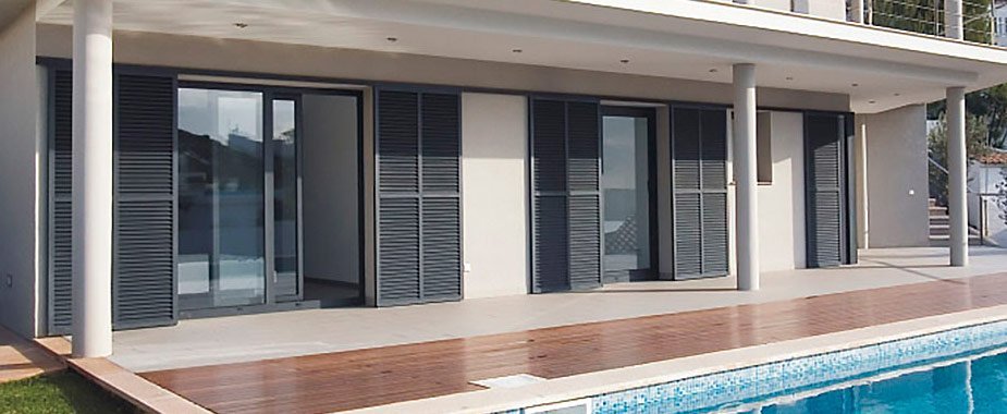 Portada em PVC instalada pela Windoor em Portimão