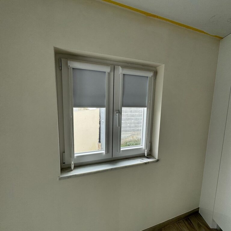 Janela dupla em PVC branco vista do interior