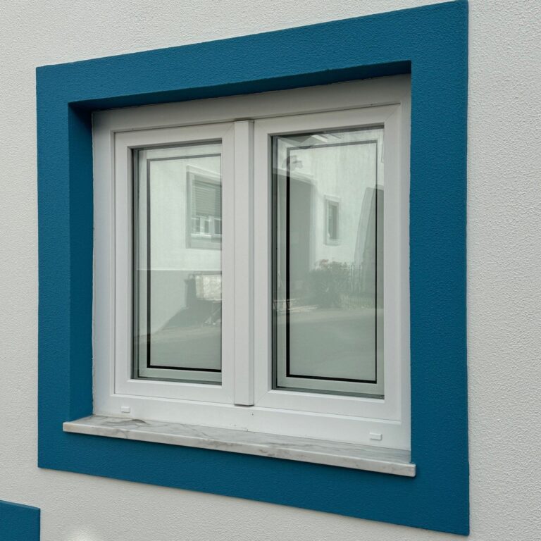 Janela em PVC branco em fachada pintada de azul