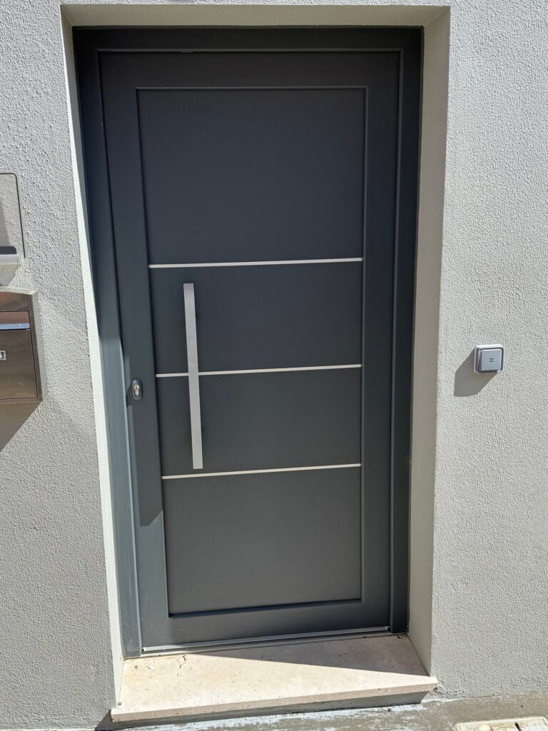 Porta de entrada em PVC cinzento escuro