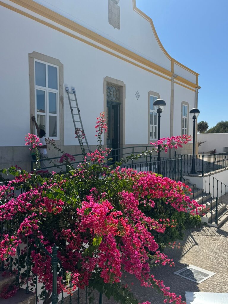 Fachada branca em obra, com janelas novas em PVC