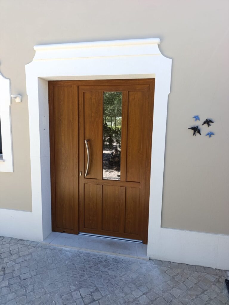 Porta de entrada em PVC imitação madeira em moradia de fachada branca