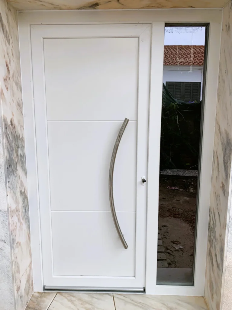 Porta de entrada em PVC branco com puxador vertical