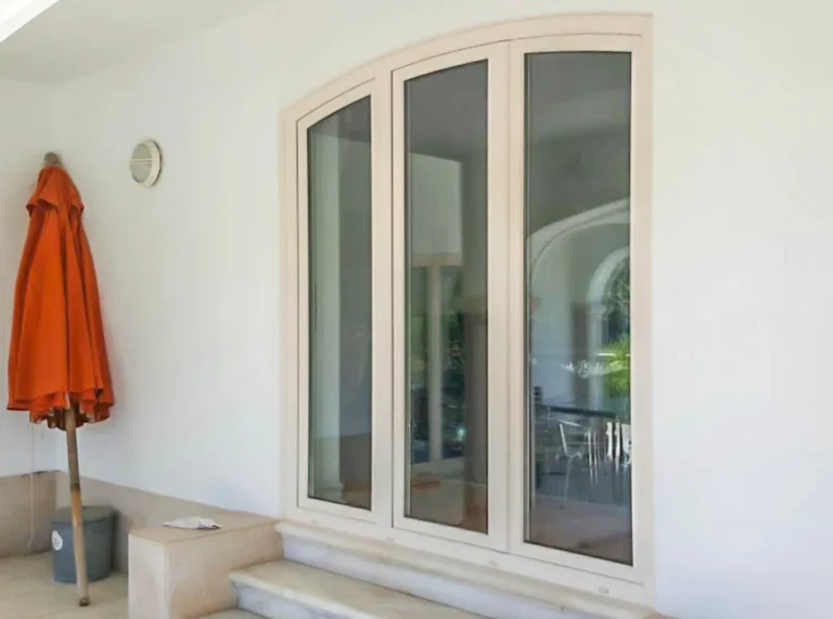 Janela dupla em PVC branco em fachada clara
