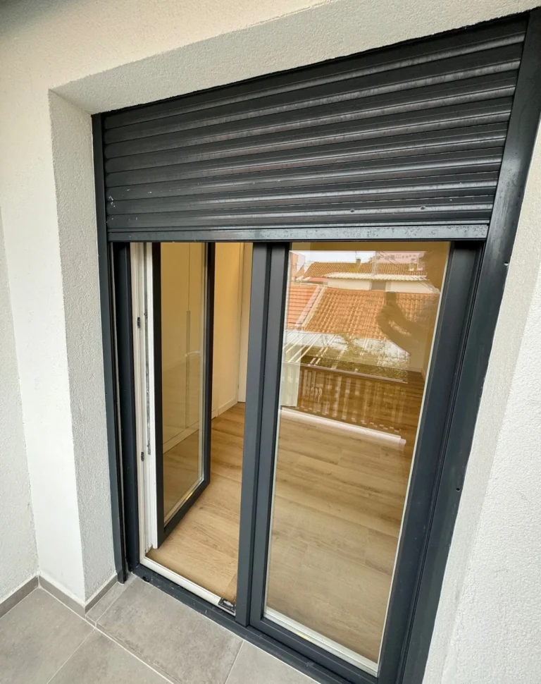 Janela em PVC com estore exterior de caixa escura