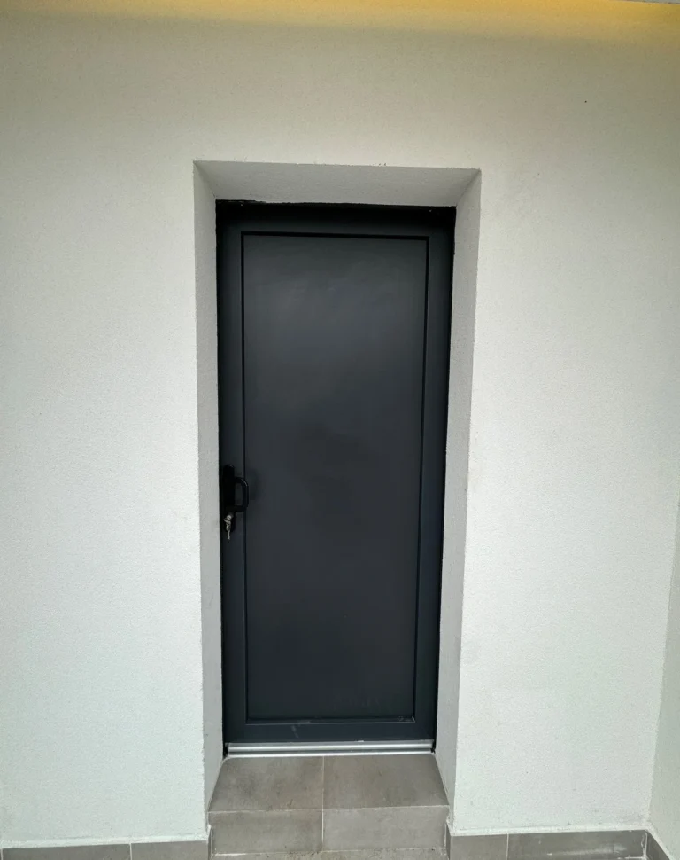 Porta em PVC cinzento em vão interior