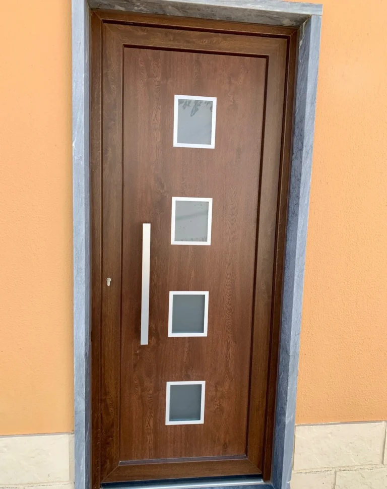 Porta de entrada em PVC imitação madeira em fachada laranja