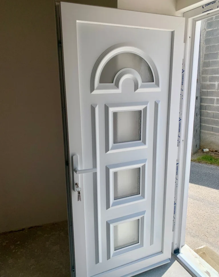 Porta de entrada em PVC branco com bandeira em arco
