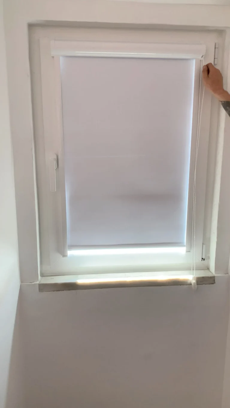 Janela em PVC branco numa divisão clara