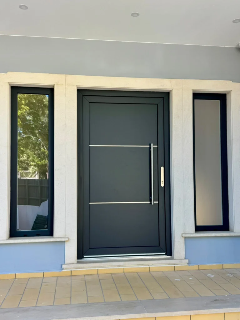 Porta de entrada em PVC cinzento com painéis laterais envidraçados