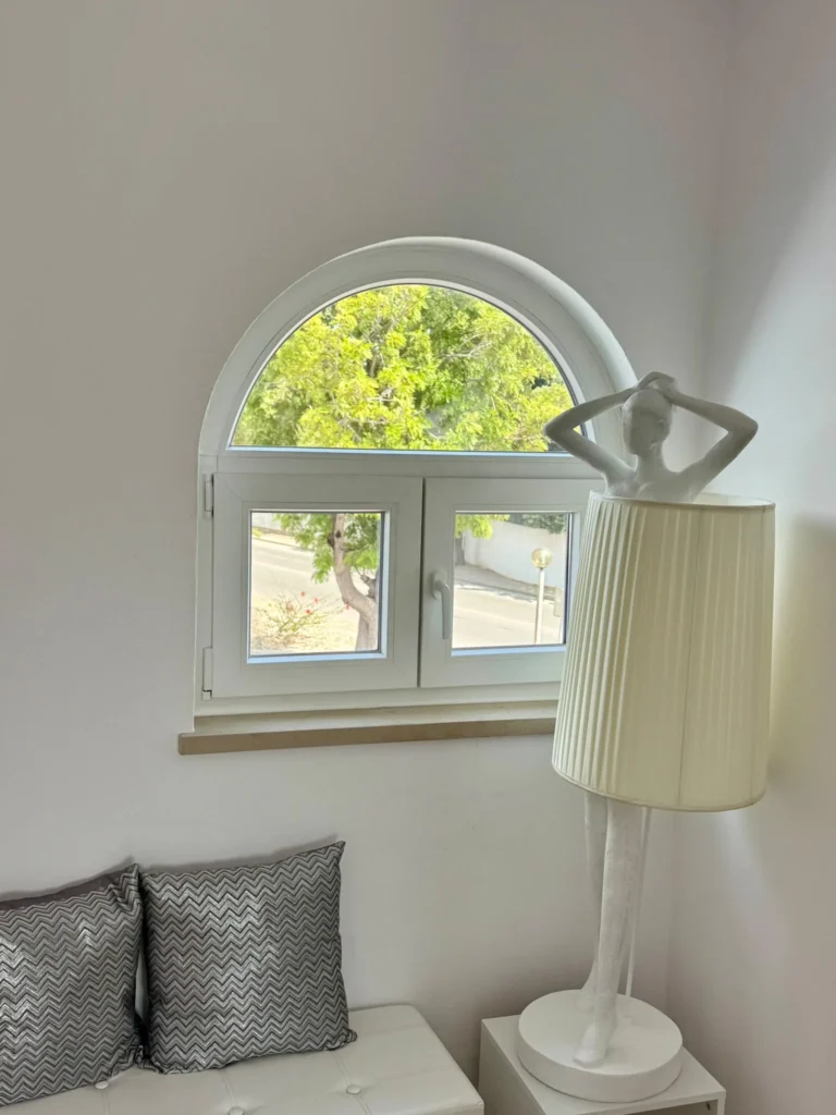 Janela de bandeira em arco em PVC branco, vista do interior