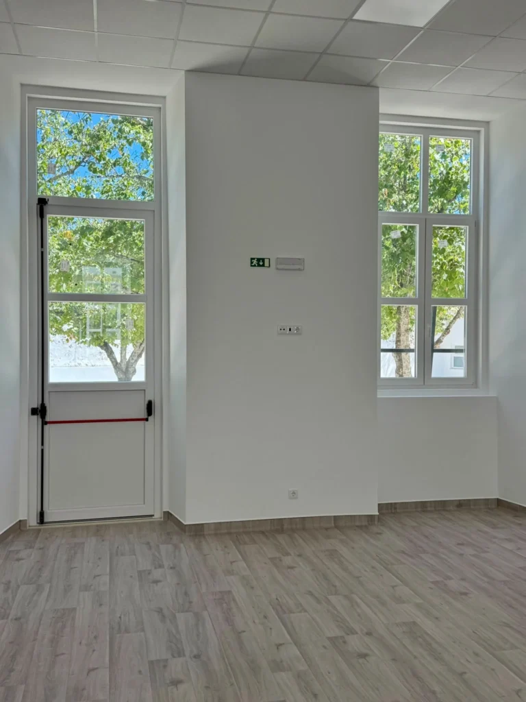 Divisão ampla com porta e janelas em PVC branco