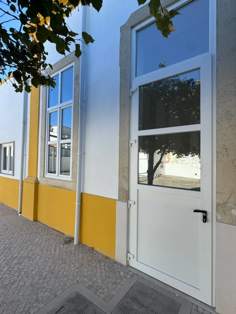Porta em PVC branco em fachada com friso amarelo