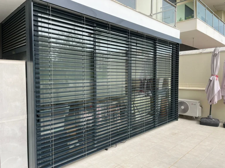 Terraço fechado com envidraçado e estores exteriores de lâminas orientáveis