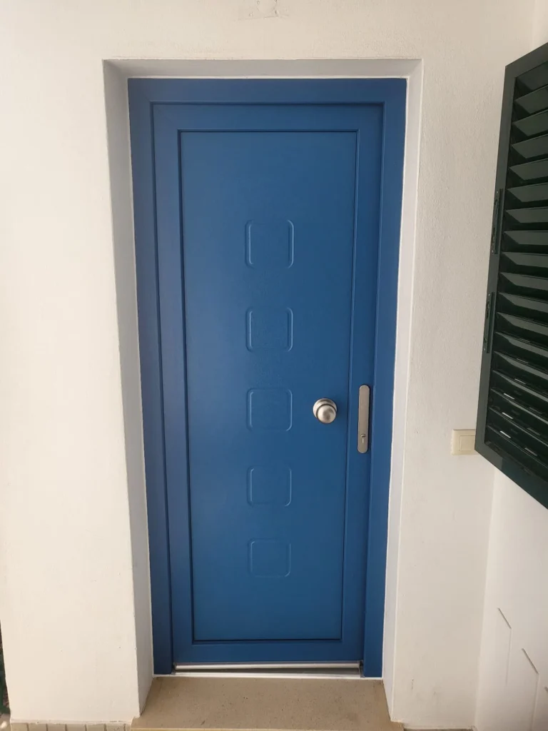 Porta de entrada em PVC azul com painel lateral fixo