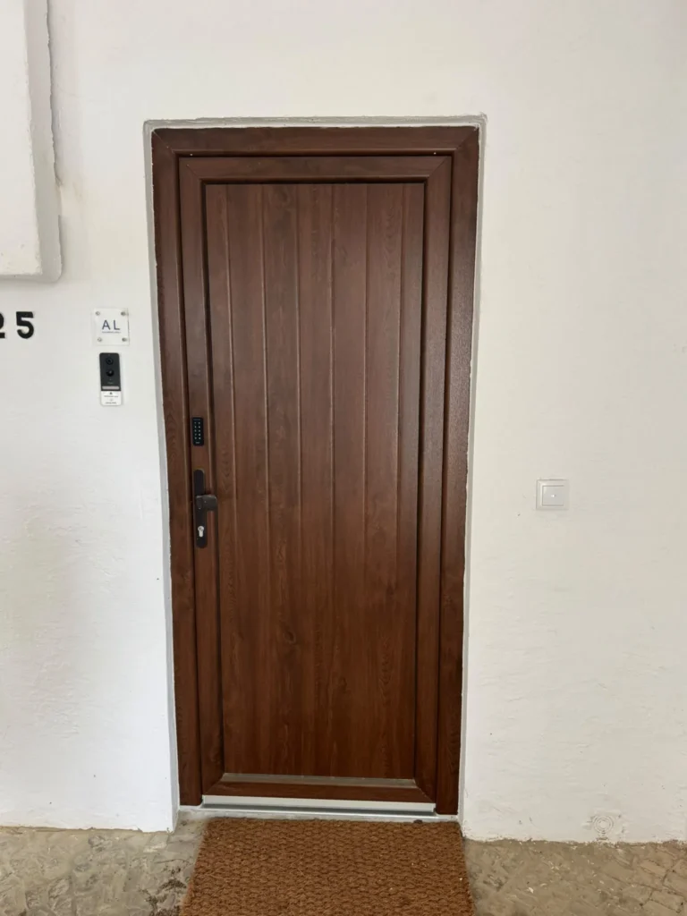 Porta de entrada em PVC imitação madeira escura