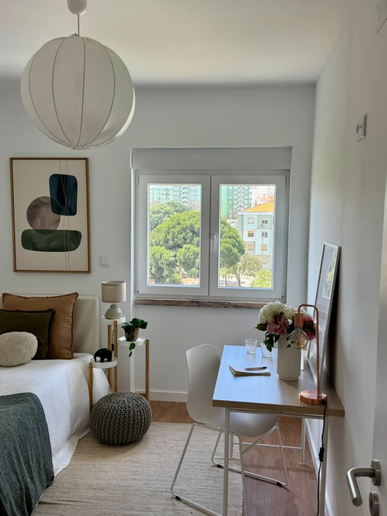 Quarto com janela em PVC branco de duas folhas