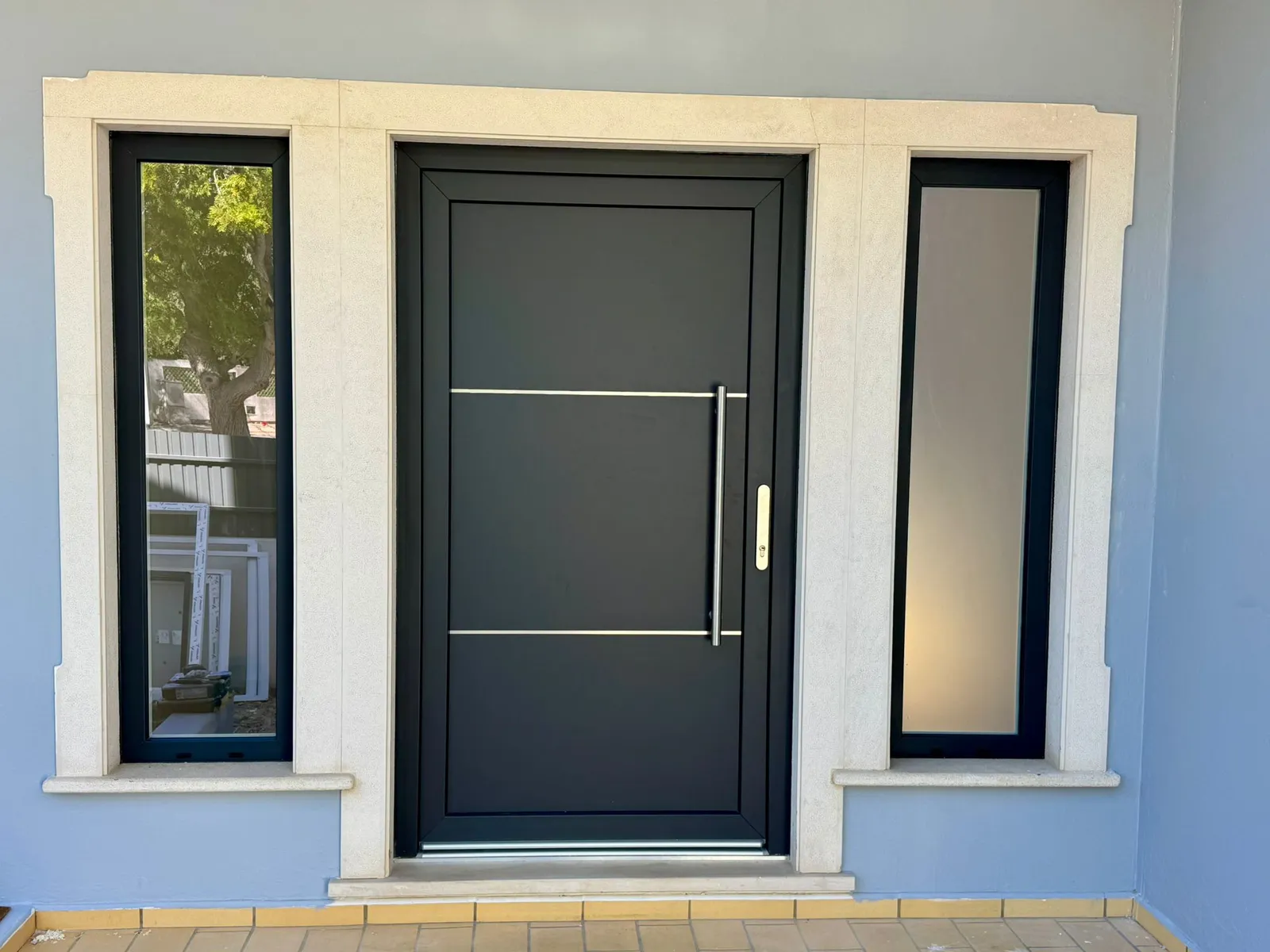 Porta de entrada em PVC antracite com dois fixos laterais envidraçados